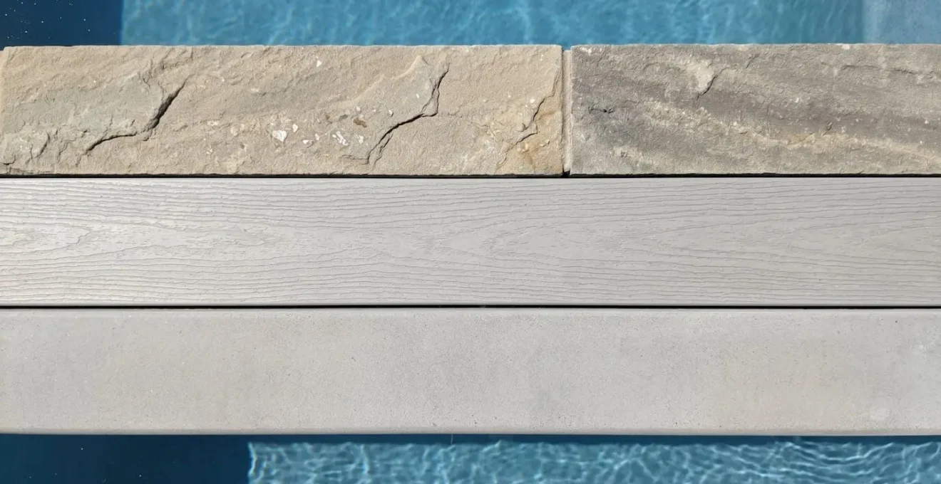 Trois échantillons de margelles de piscine : pierre naturelle, bois composite, béton lissé.